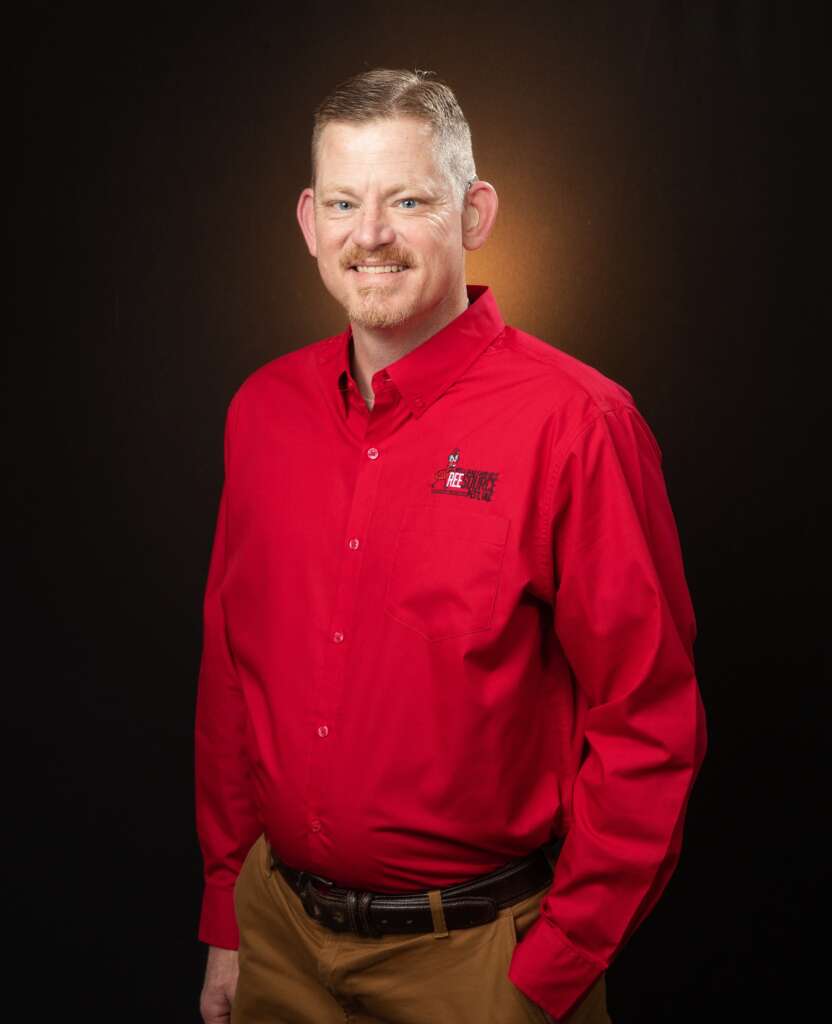 A professional ReeSource Pest team member in a red shirt.